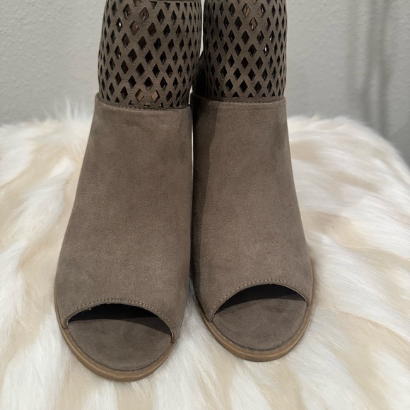 Report ankle booties, taupe size 7. - Picture 5 of 6